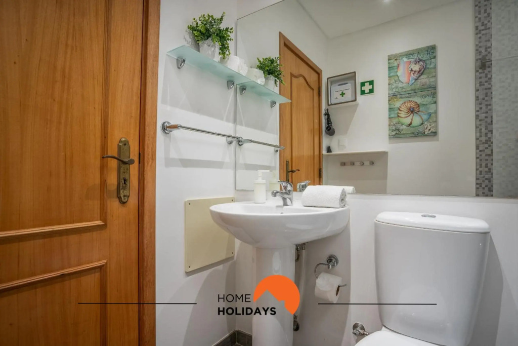 #094 Lovely Oura Beach Flat Only 5m NewTown