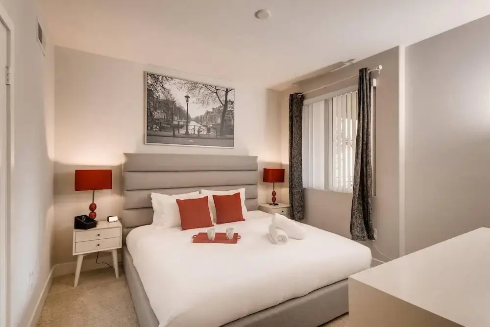Immaculate 2BR/2BTH - Office/dining seating - Fast WIFI - Patio - Free Parking! (FV2)