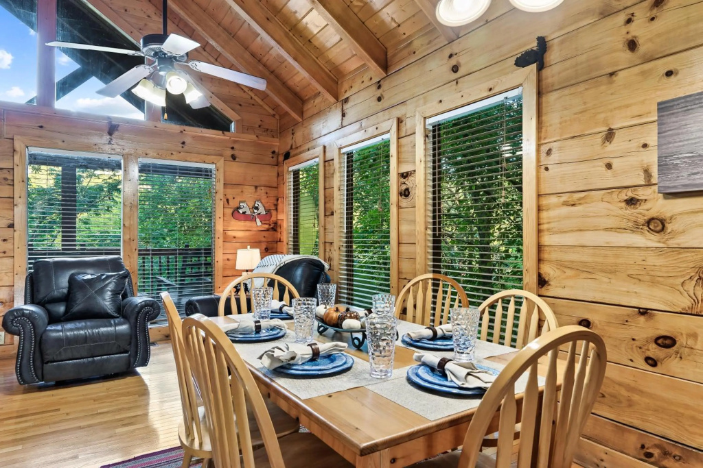 Cozy log cabin!! In heart of PF & close to the Smokies