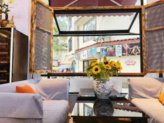 Yangshuo Banxian Bieyuan Homestay (Yulonghe Bamboo Rafting Yulongqiao Wharf Branch)