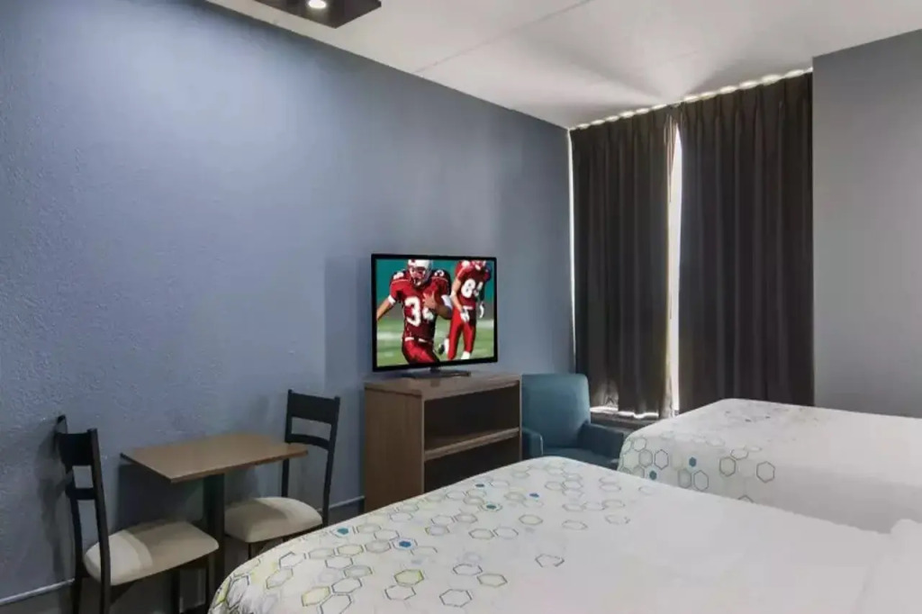 HomeTowne Studios by Red Roof and Conference Center Chicago - N Aurora Naperville