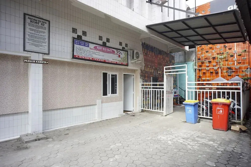 OYO 93003 B32 Homestay