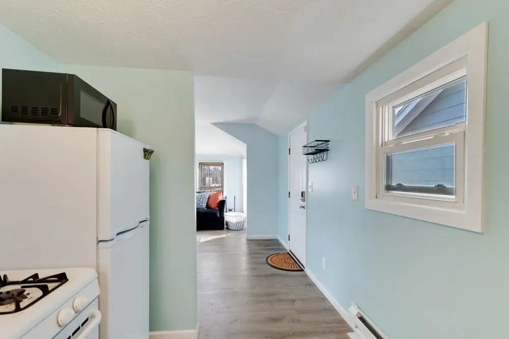 Niagara Rd Cottage In Perfect Location To Visit Lake Erie Or Cleveland 1 Bedroom Home by Redawning
