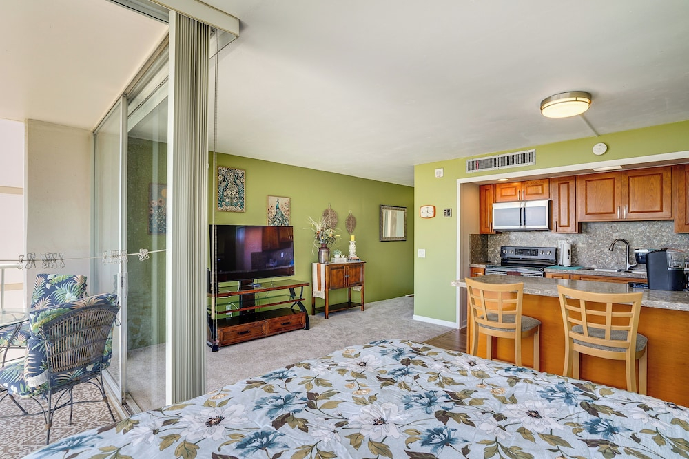 1 Mi to Makaha Beach! Resort Escape w/ Pool Access