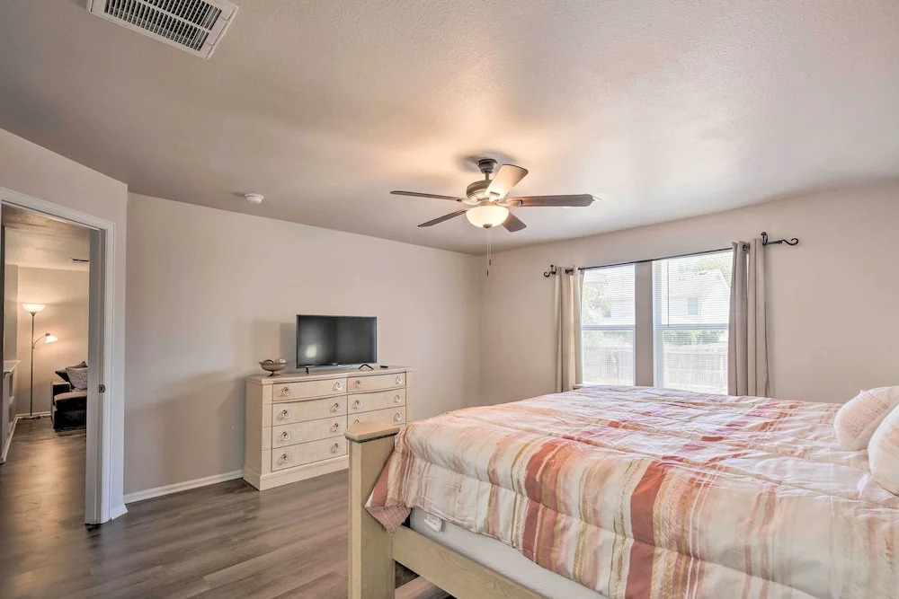 San Antonio Getaway w/ Game Room, Near Seaworld!