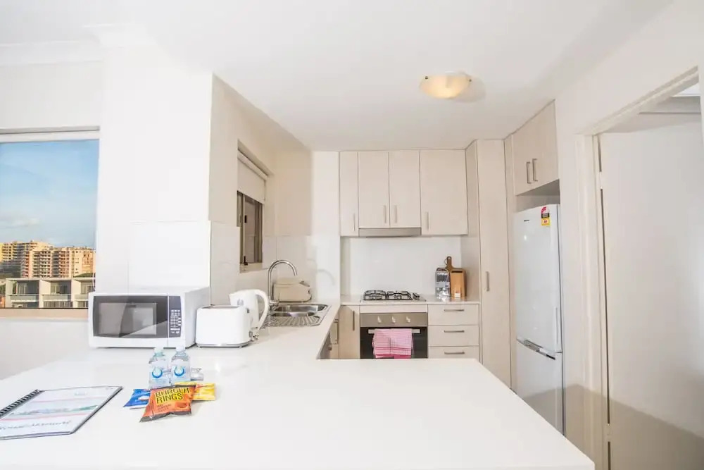 Convenient Rockdale Apartment Next To Station & Beach