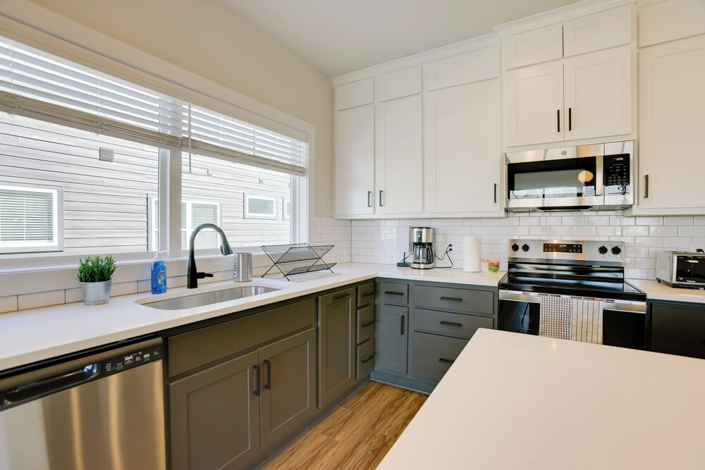 < 1 Mi to Texas A&m: Group Getaway w/ Balcony!