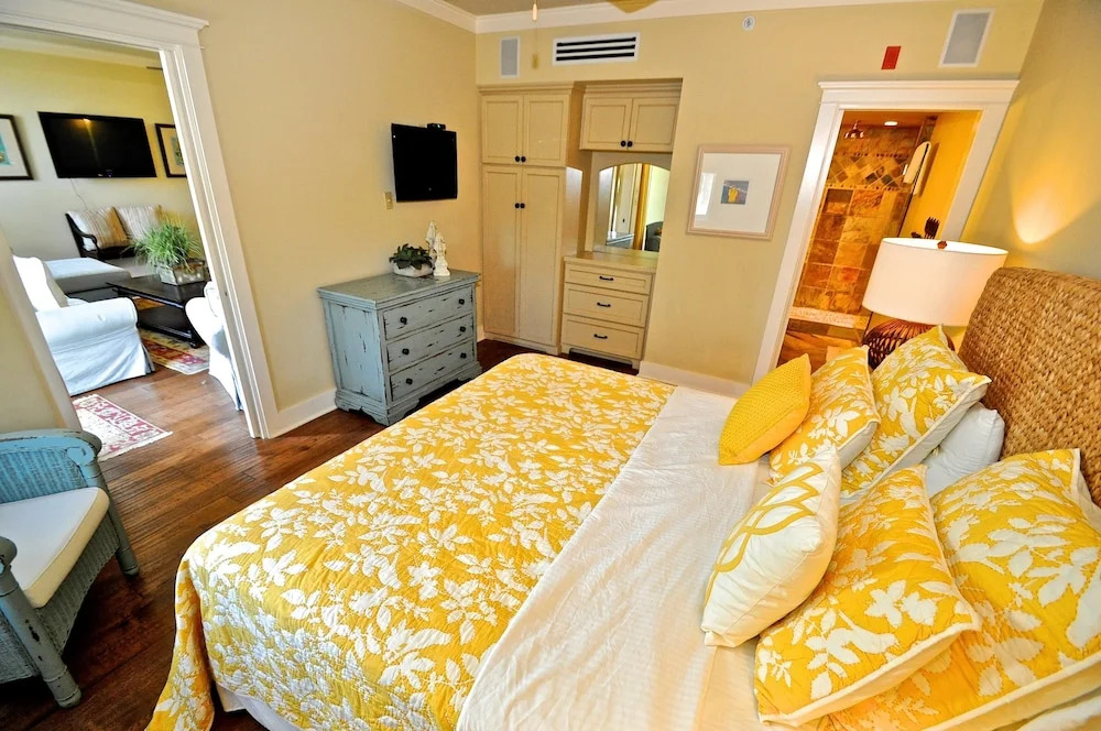 Six Palms 2B 2 Bedroom Condo By Coastal Dreamin