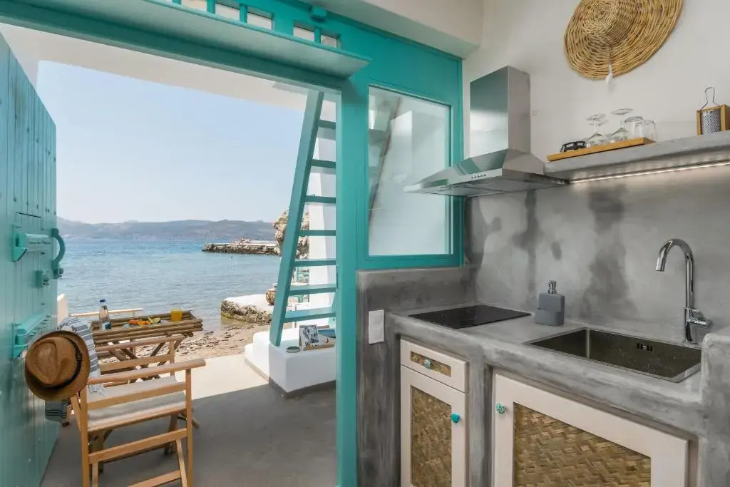 Turquoise Boathouse in Klima I