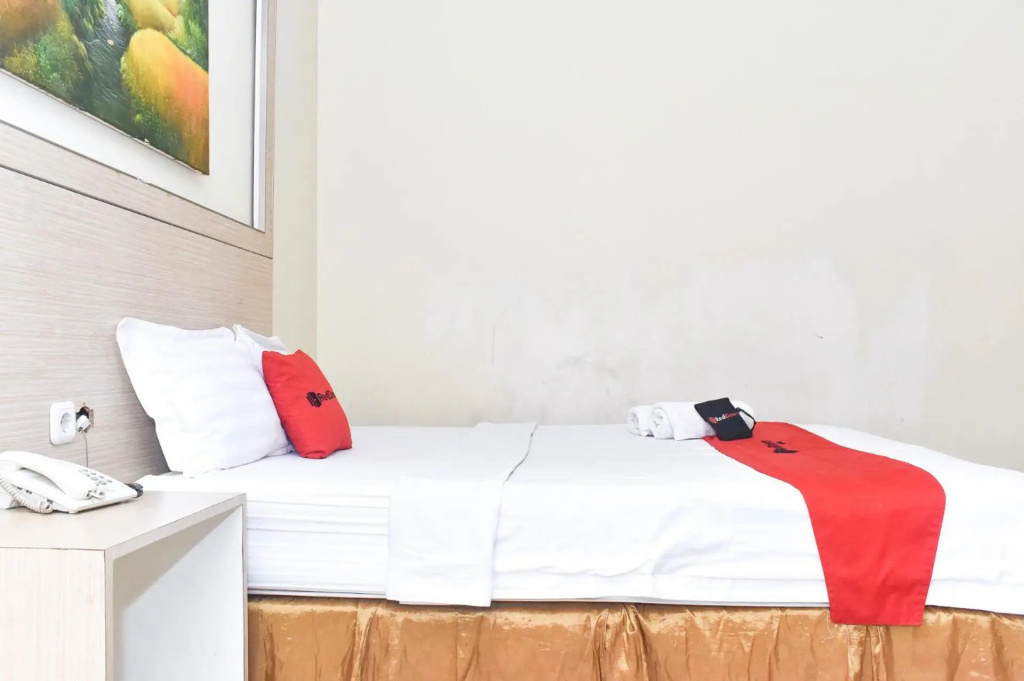 RedDoorz Plus near Sultan Hasanuddin Airport