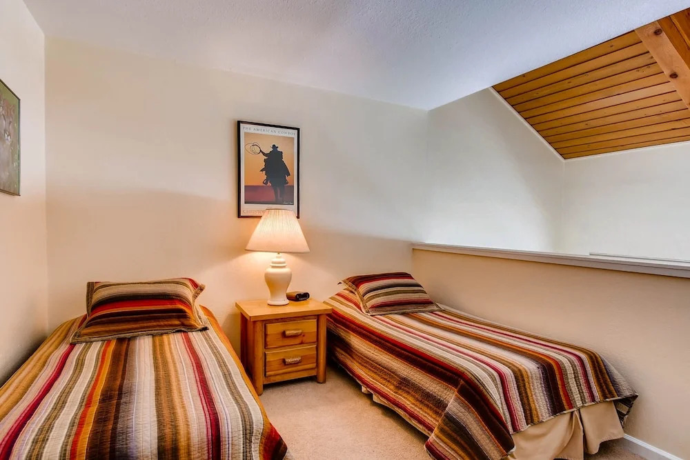 1 Br + Loft With Mountain Views 1 Bedroom Condo - No Cleaning Fee! by RedAwning