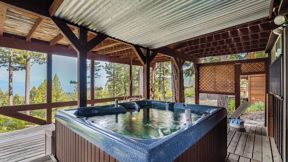 Horizon by Avantstay Stunning A-frame Cabin w/ Hot Tub, Billiards, Lake Views