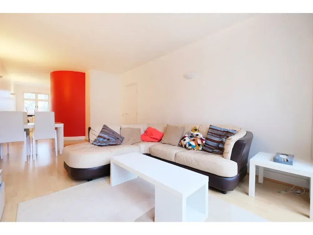 Clean, Secure 2BR Flat for 4 in East London