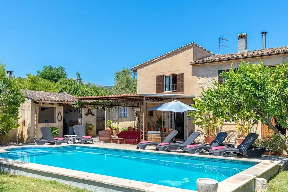 Traditional Charm With Private Pool