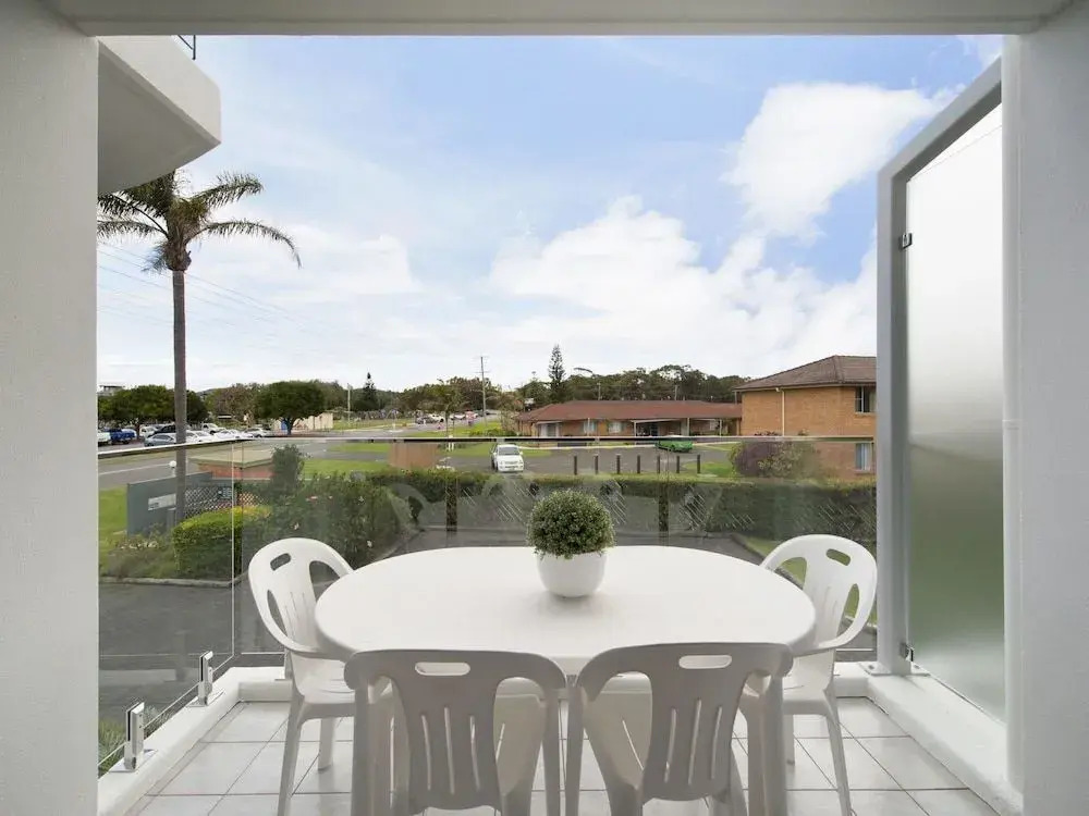 9 Cirrus at Fingal Bay