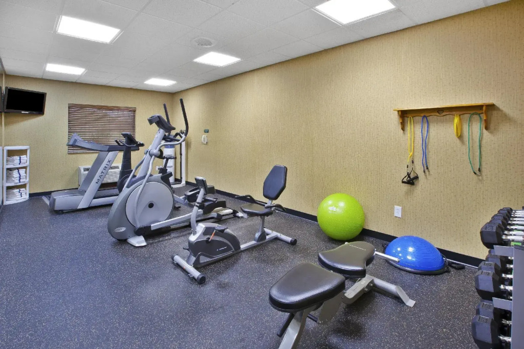 Holiday Inn Express Irwin-PA Turnpike Exit 67