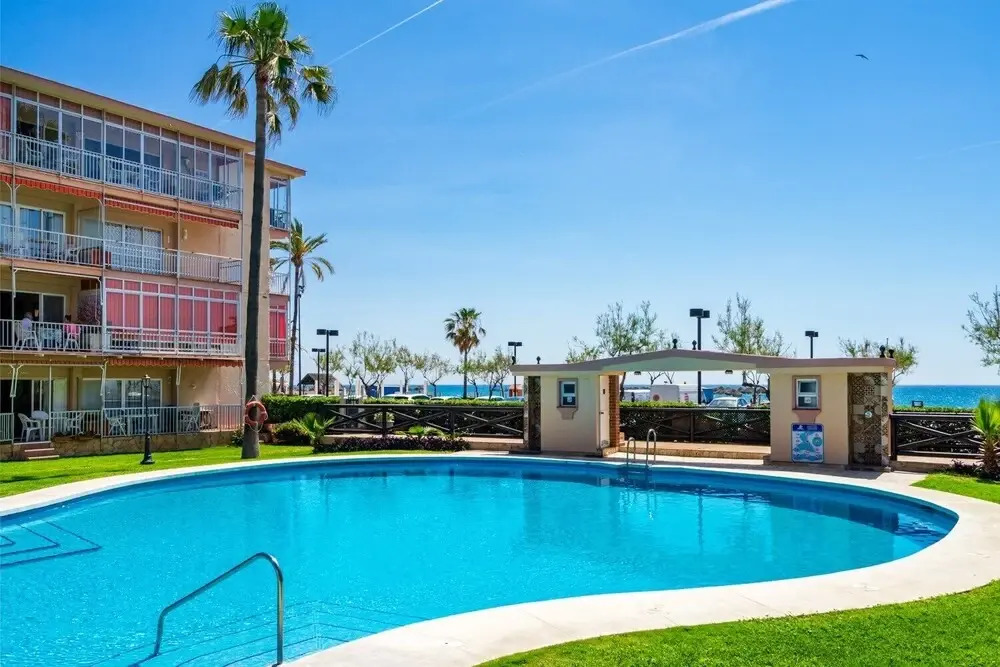 Delightful Apartment on The First Shoreline Ref 141