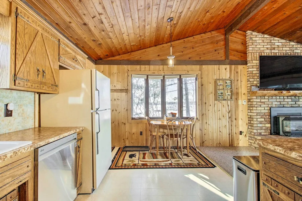 Pelican Lake Getaway on Stunning Peninsula