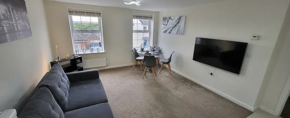Inviting 6-bed House in Nuneaton