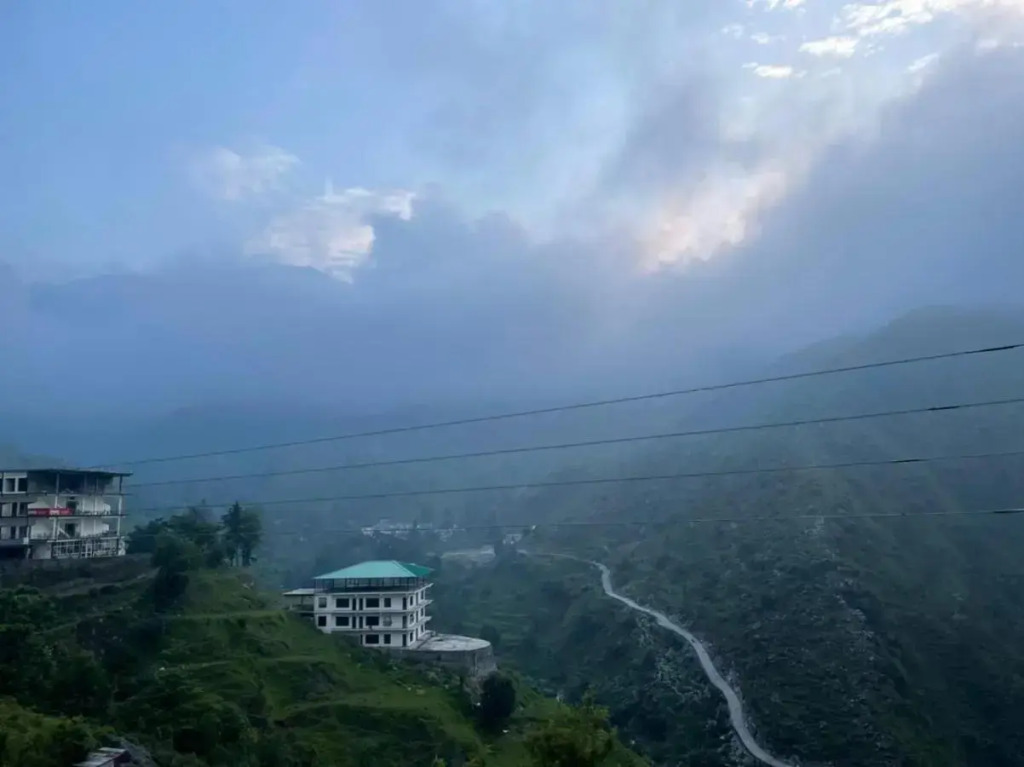 Icebergs Mussoorie - A Boutique stay and 24 hrs roof top cafe