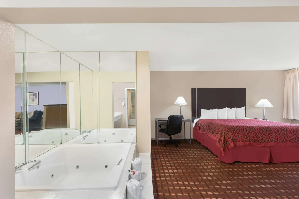 Days Inn by Wyndham College Station University Drive