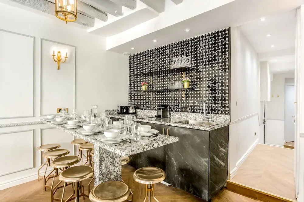 Luxury 4 Bedroom 3 Bathroom Louvre - AC