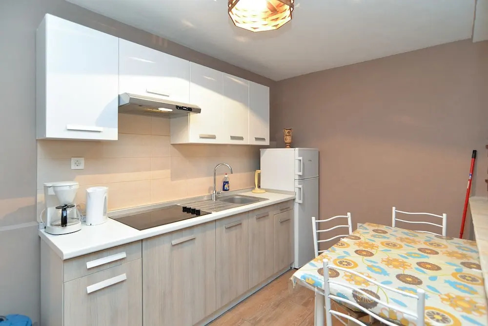 Apartment 877