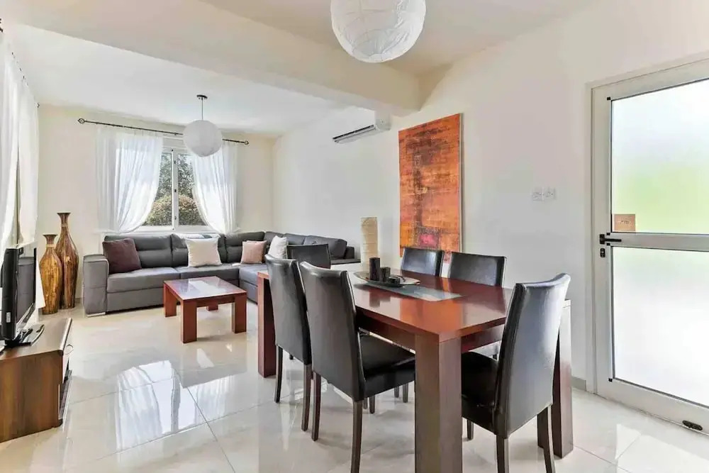 Coral Bay Villa - Sleeps 6 - Pool - Parking