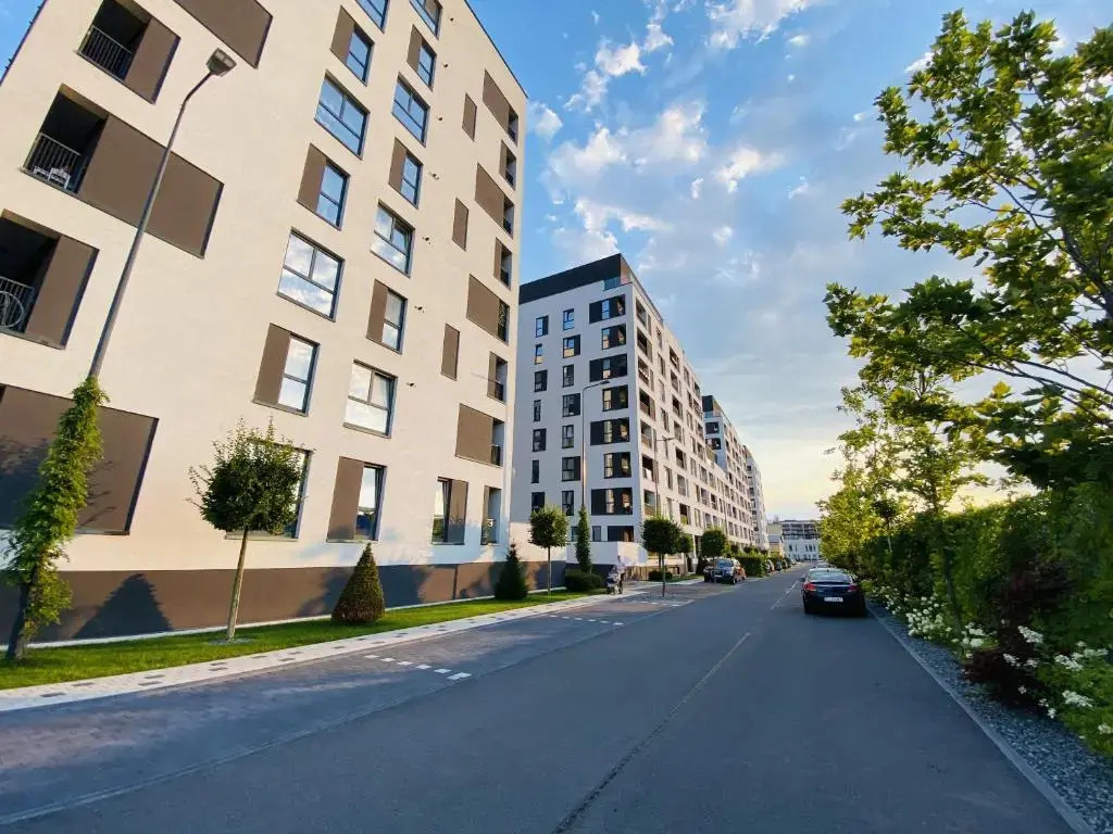 Deluxe Apartment with balcony and private parking in Colvmna Residence