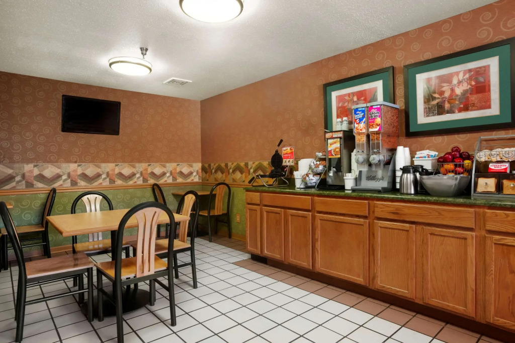 Super 8 by Wyndham East Peoria