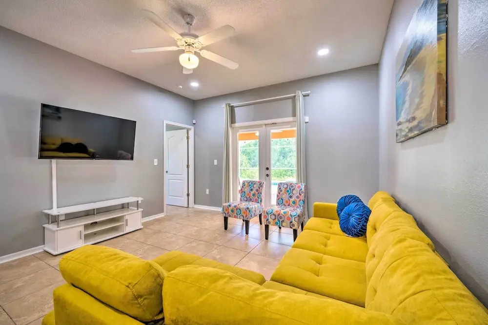 Sunny Clermont Retreat w/ Lanai: 12 Mi to Disney!