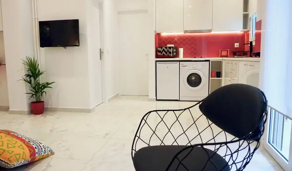 Eclectic Design Apt in Athens near Metro