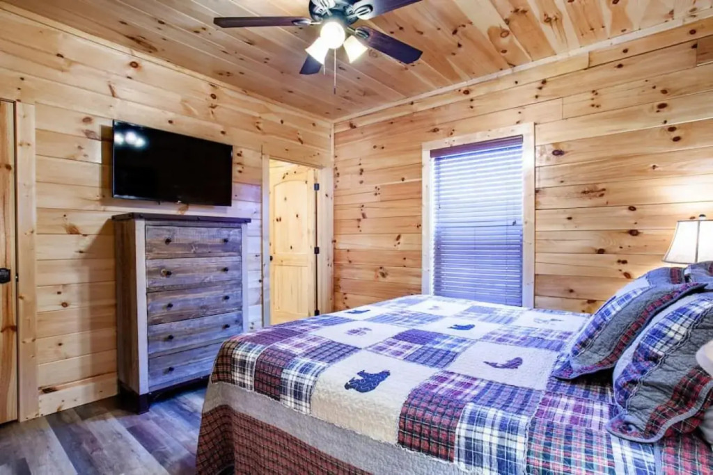 Swimming Bears Lodge Two Cabins with Pools and HotTubs