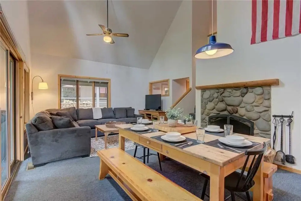2 Circle 4 Cabin