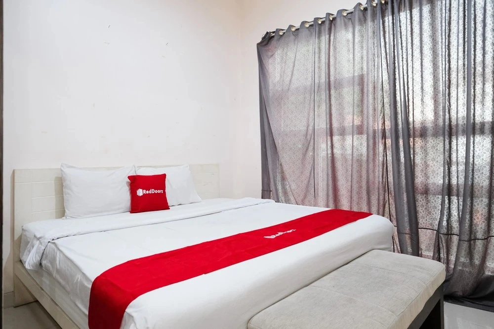 RedDoorz near UNESA Citraland Surabaya