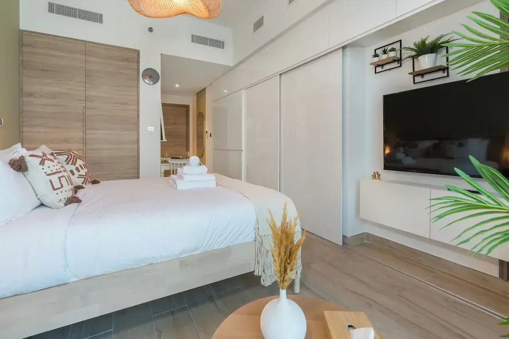 Stunning Apt Marina view with Balcony