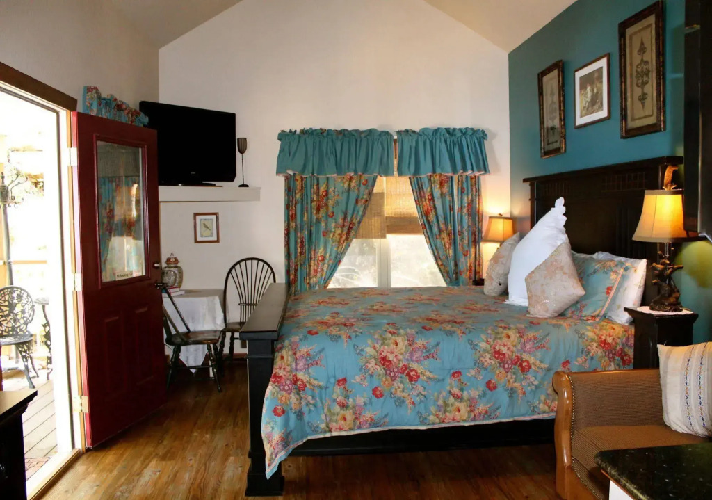 All Seasons Treehouse Village