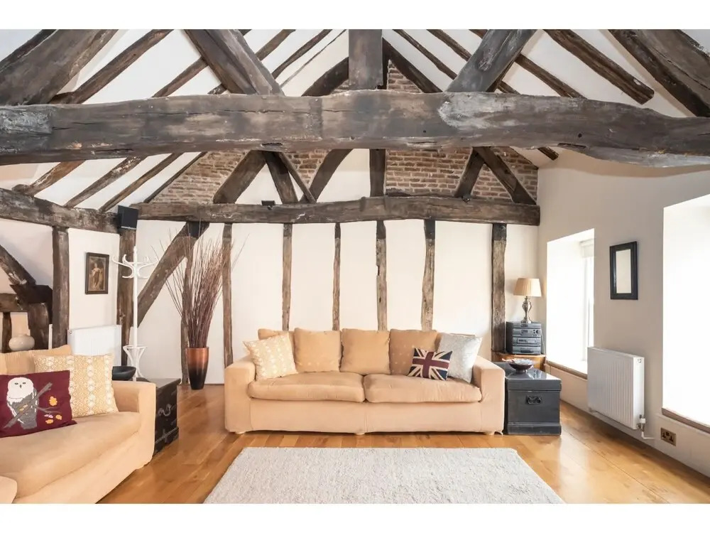 Traditional, Stunning and Spacious 2BR Apt for 4
