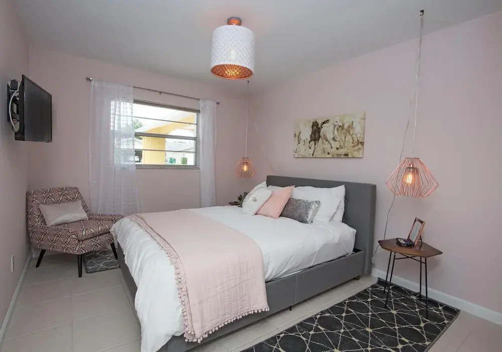 Woodridge - Private & Sanitized, Perfect for Social Distancing & Working From Home. Private Pool, Pet Friendly. Discounted During Pandemic. Super-host Support