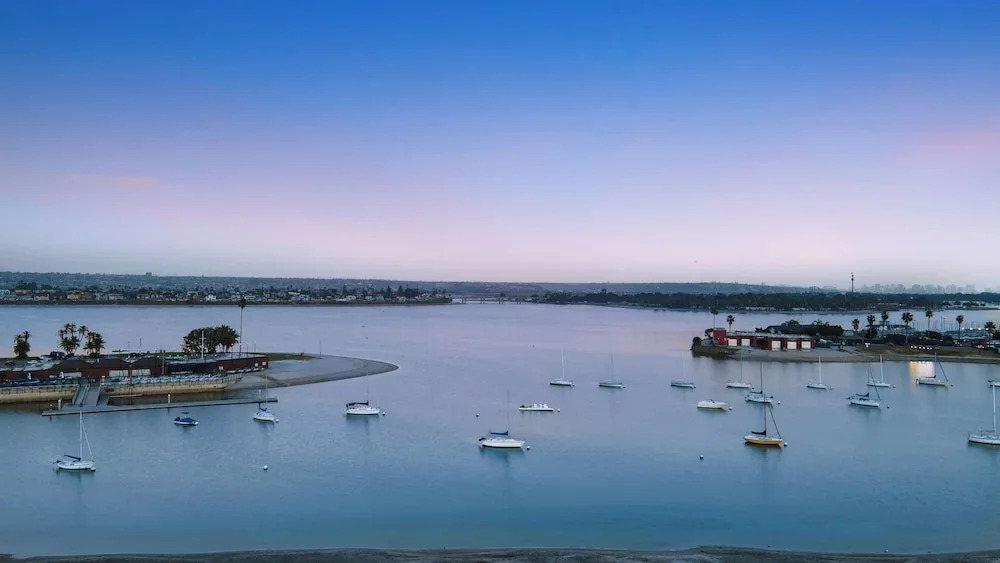 Ormond Court Unit 3 by Avantstay Breezy Coastal 1BR + Shared Patio + Dining Walk to Beach