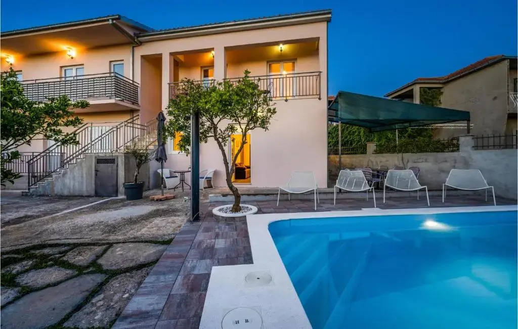 Awesome Home In Razanj
