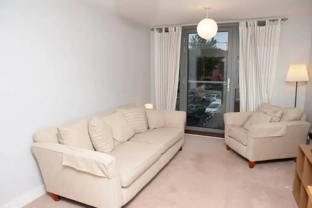 2 Bedroom Apartment With Private Parking in Bristol