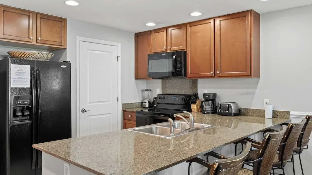 2 Beachfront Condos BBQ Balconies, Resort Pool, Hot Tub + Direct Beach Access