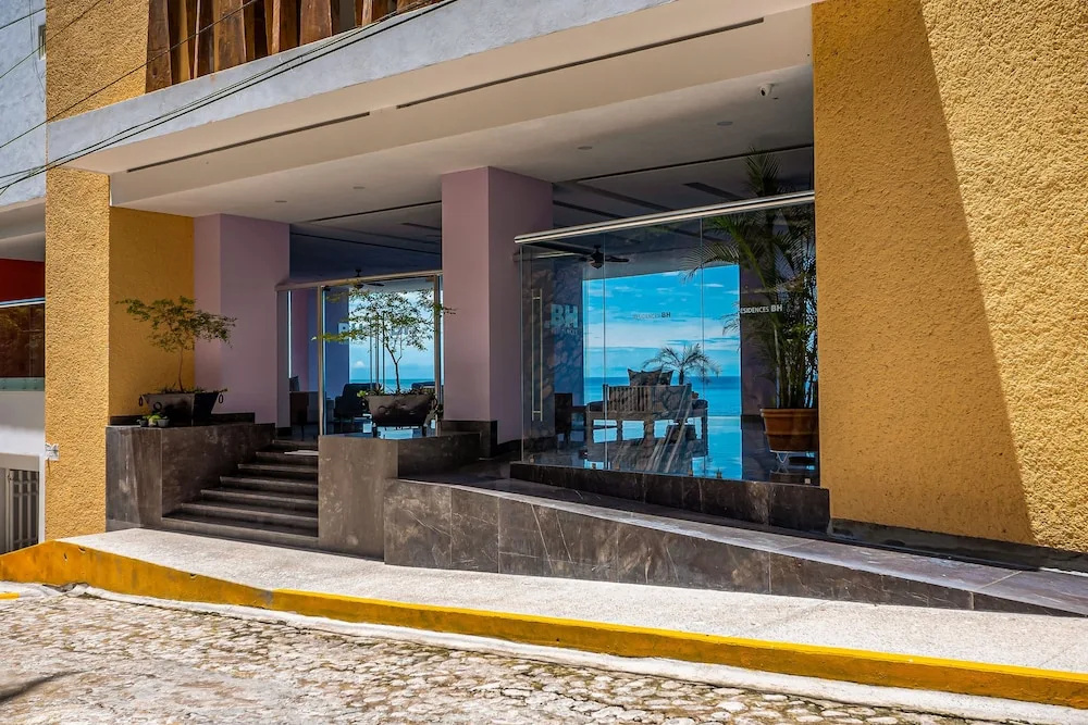 Stunning Oceanfront Apartment With Breathtaking Views and Luxurious Amenities