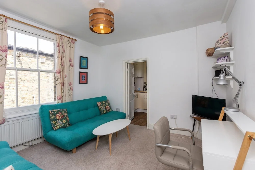 2 Bedroom Flat In South London