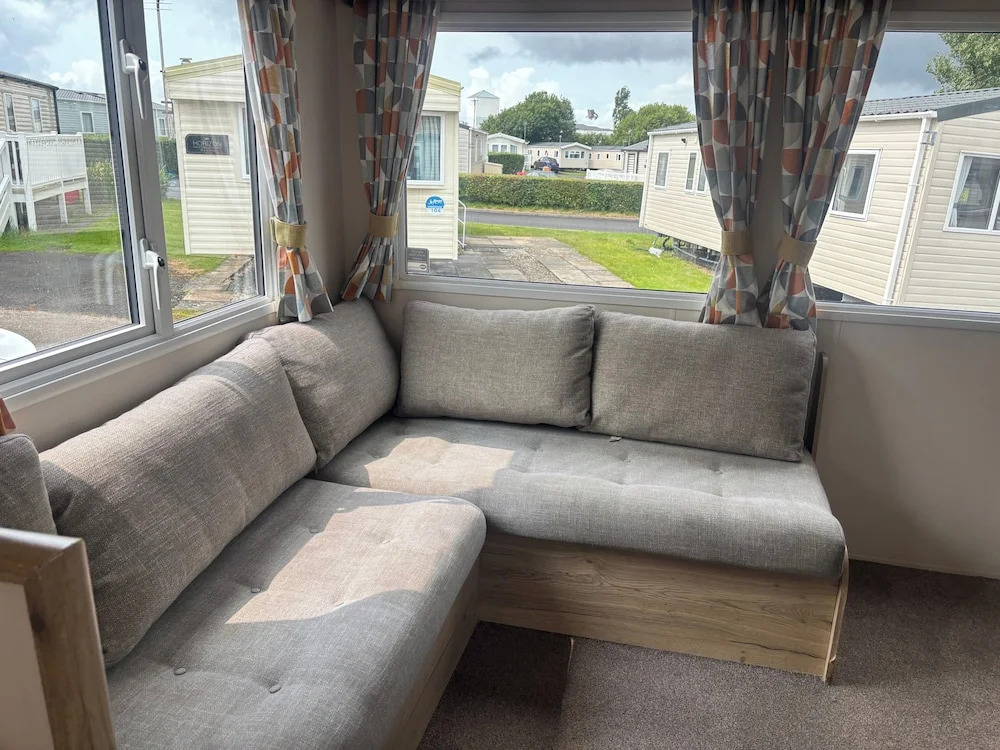 Caravan Sleeps 5 - Decking, Parking, Pet Friendly