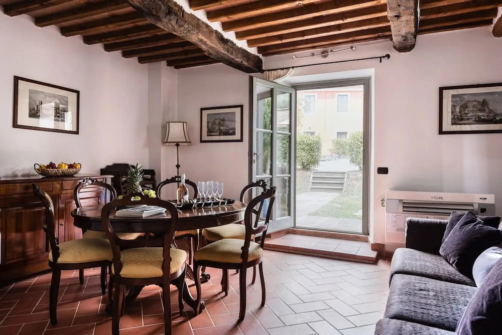 Spacious Deluxe Apartment With Private Garden