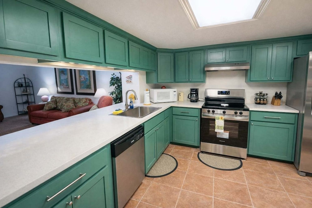 Renovated 1st Floor Beach 250ft Pool 2 Bedroom Apts