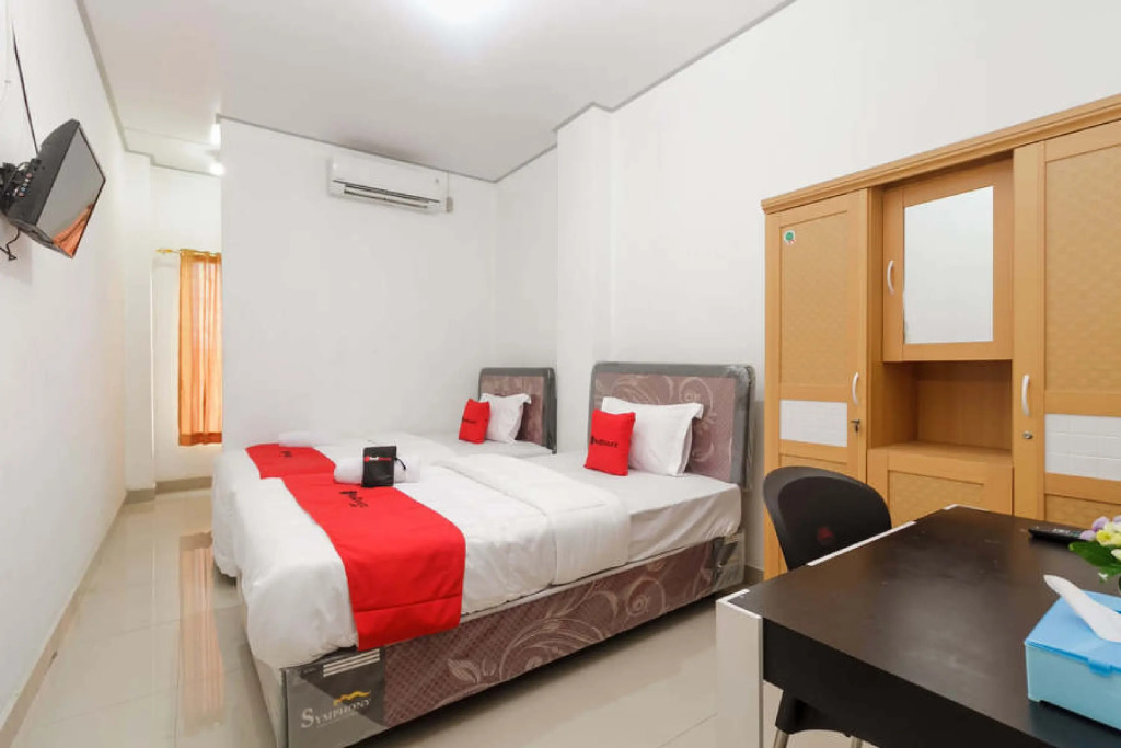 RedDoorz near RSU Suaka Insan