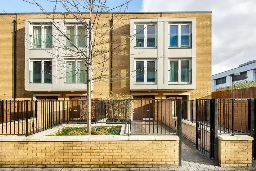 Modern 3 Bed, 2 Bath Flat W/garden in East Acton